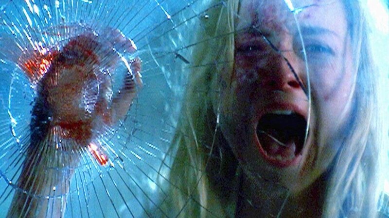 Linley (Nina Siemanszko) wird auf dem Heimweg von der Arbeit überfallen und vergewaltigt. Sie kann sich jedoch retten, bevor ihr Angreifer sie umbringt. – Bild: TVNOW /​ CBS