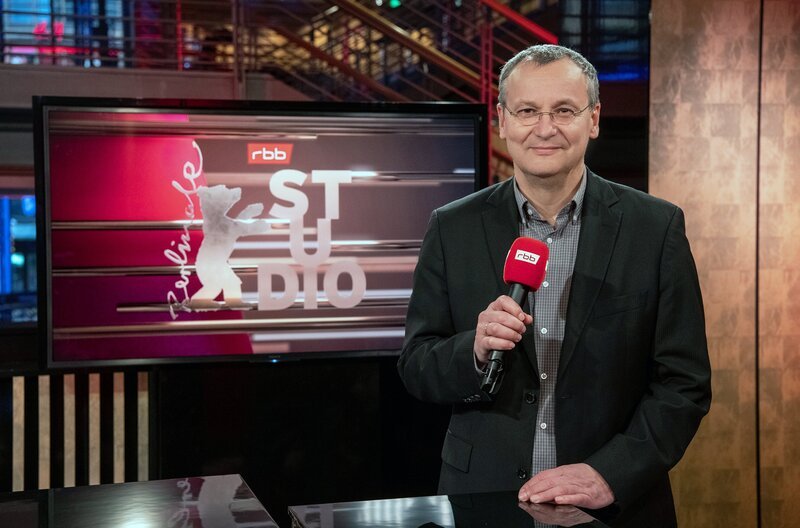 Im „Berlinale-Studio“ begrüßt Knut Elstermann die rbb-Zuschauer live aus dem Berlinale Palast am Potsdamer Platz; Gäste sind Schauspielerinnen und Schauspieler sowie Regisseurinnen und Regisseure des Festivals. – Bild: rbb/​Oliver Ziebe