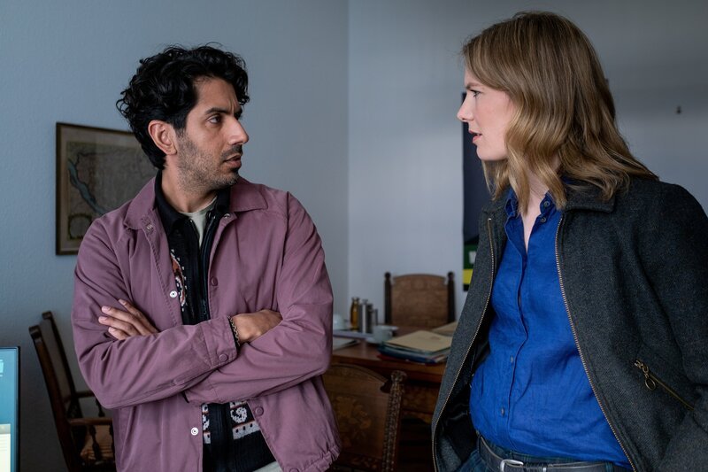 Luiz Vieira dos Santos (Thiago Braga de Oliveira) und Lena Testorp (Anna von Haebler) erfahren von Murat Borchers, wie viel Hass Politiker aushalten müssen. – Bild: manju.de /​ ZDF Studios GmbH