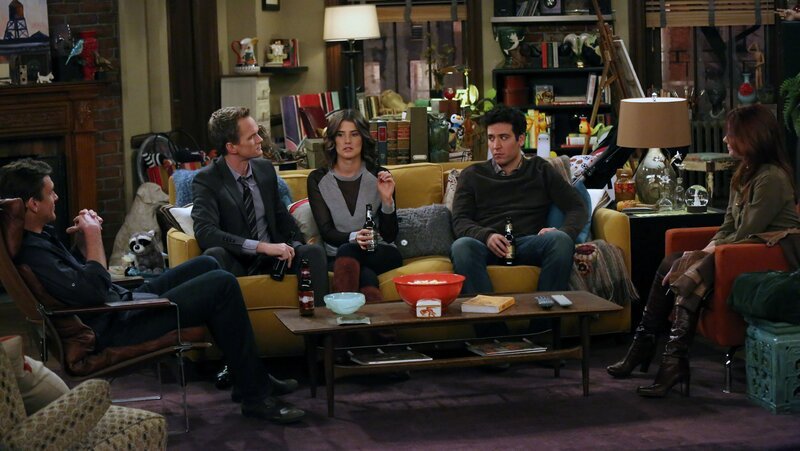 Als Ted (Josh Radnor, 2.v.r.) einen unerwarteten Anruf vom Captain erhält, schwelgt er gemeinsam mit Marshall (Jason Segel, l.), Barney (Neil Patrick Harris, 2.v.l.), Lily (Alyson Hannigan, r.) und Robin (Cobie Smulders, M.) in Erinnerungen an ihre letzte unangenehme Begegnung mit ihm … – Bild: 2013 Twentieth Century Fox Film Corporation. All rights reserved. Lizenzbild frei