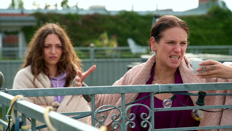 Milla platzt der Kragen, als Janni und Karla schon wieder über Olivia reden. Sie wirft ihnen vor, sich von ihr einlullen zu lassen. Als Olivia bei einem Notfall im Matrix helfen will, ist Milla sicher, dass pure Berechnung dahintersteckt. – Bild: RTLZWEI