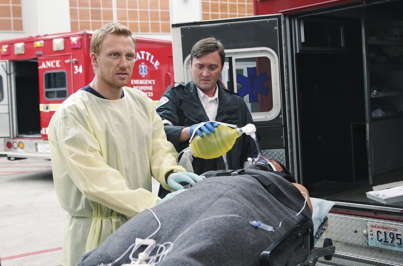 Während Mark immer nur am Lexie denken kann, versuchen Owen und Meredith gemeinsam, einen jungen Mann zu retten, der bei einer Bergwanderung abgestürzt ist. – Bild: American Broadcasting Companies, Inc.