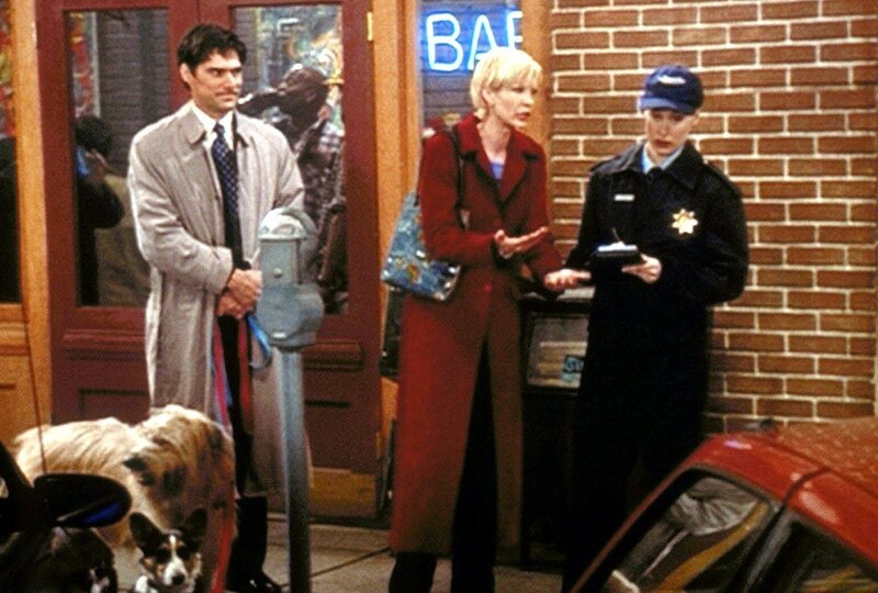 Greg (Thomas Gibson, li.) verfolgt einen Streit zwischen Dharma (Jenna Elfman, Mi.) und einer Polizistin. – Bild: PR7; ProSieben Media AG