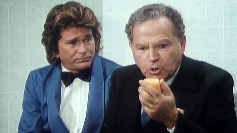 Jonathan (Michael Landon, l.) versucht Karpovich (Nehemiah Persoff, r.) zu überzeugen, ihm zu glauben – Bild: Bibel TV