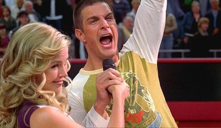 Der Zuschauer Dugan Scott (Jay Jablonski) wird von einer Cheerleaderin (Darstellername nicht zu ermitteln) ausgelost, während eines Basketballspiels für einen Millionengewinn auf den Korb zu werfen. Nachdem er getroffen hat, bricht er tot zusammen. – Bild: RTL Crime
