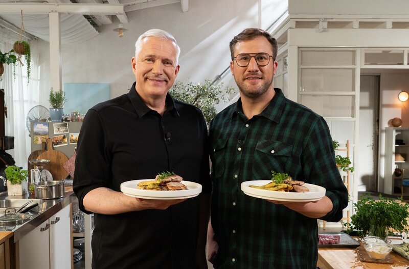 Der Sternekoch Sören Anders (rechts) aus Karlsruhe hat für Alexander Herrmann in der Sendung „Einfach und köstlich“ Schupfnudeln, Krautpfanne & Schweineschnitzel zubereitet. – Bild: BR/​WDR/​2Bild TV.Events & Media GmbH/​Raphael Duschekr