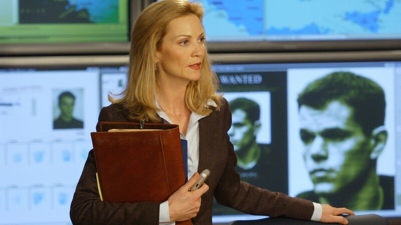 Agentin Pamela Landy (Joan Allen) und ihr Team schrecken auf der Suche nach Bourne vor nichts zurück … – Bild: RTL II /​ Universal Studi