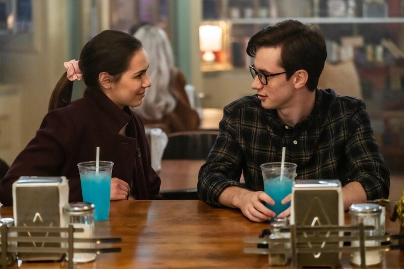 Kat als Teenagerin (Alex Hook) und Elliot als Teenager (David Webster). – Bild: RTL /​ Hallmark Media