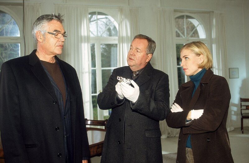 Die Beamten Kehler (Wolfgang Bathke, Mi.) und Svenja Björson (Li Hagman) haben in der Wohnung von Klaus Thurau (Michael Greiling) Belastungsmaterial gefunden. – Bild: MG RTL D /​ Rolf Baumgartne