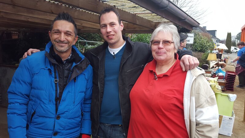 (Experte) Mauro Corradion mit Thomas Gambusch und Rosemarie Gambusch. – Bild: RTL II