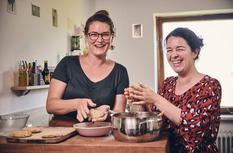 Eva Gottschaller (links) und ihre Küchenhilfe Antonia Loeffler. Eva ist Bäckerstochter, frisch gebackene Mama, und eigentlich Schauspielerin. Obwohl sie die Schauspielerei liebt, war die Sehnsucht nach dem Landleben so groß, dass sie vor einem Jahr beschloss, auf den elterlichen Hof zurückzukehren. Auf einen Hof mit großer Geschichte, denn die Gottschallers sind Bayerns älteste Bauernfamilie. Eva ist die 20. Generation und will in Zukunft das Erbe ihrer Familie fortführen. Weiteres Bildmaterial finden Sie unter www.br-foto.de. – Bild: BR/​megaherz gmbh/​Philipp Thurmaier