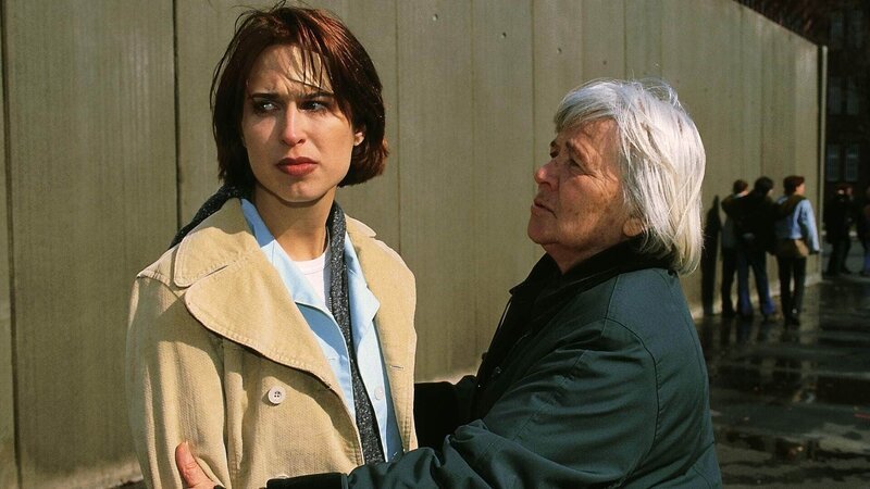 Mutz (Brigitte Renner, r.) will, daß Katrin (Tanya Neufeldt) ihr alles erzählt. – Bild: RTL