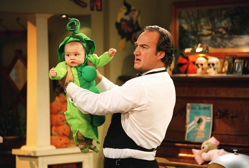 Halloween steht kurz vor der Tür und Jim (Jim Belushi, r.) liebt es, mit seinen Töchtern und Sohn Kyle (l.) um die Häuser zu ziehen. Doch als Tochter Gracie sich immer öfter danebenbenimmt, appelliert seine Frau an seinen pädagogischen Verstand. Halloween soll für sie gestrichen werden … – Bild: Nitro