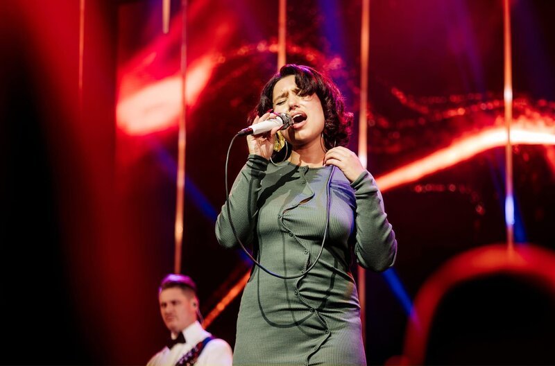 Raye begeisterte das Publikum beim SWR3 New Pop Festival 2023 mit ihren Songs. – Bild: ZDF und SWR3/​Selina Gargiullo