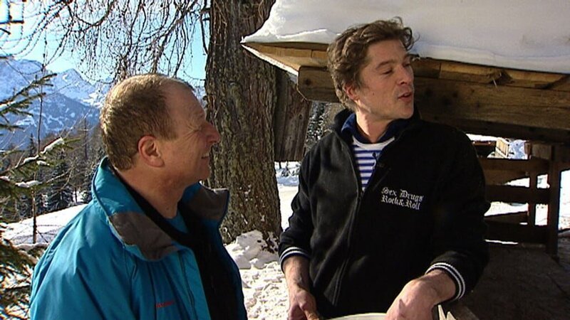 Eingebettet vom sonnenhellen Kalksfels der Dolomiten liegt die Stadt Lienz in Osttirol. Im Bild: Harry Prünster und Romed Bachlechner „Faschingalm“. – Bild: ORF