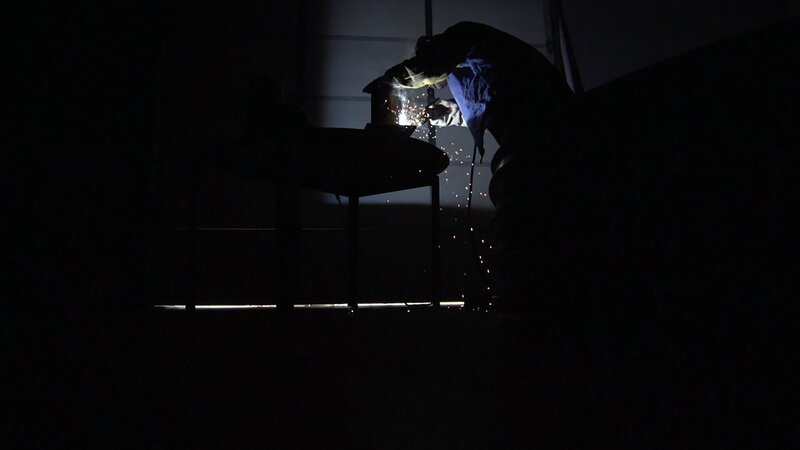 Paul Seyfried beim Schweißen – Bild: RTL /​  4522516 Canada Inc. /​ Nuklearkrieg