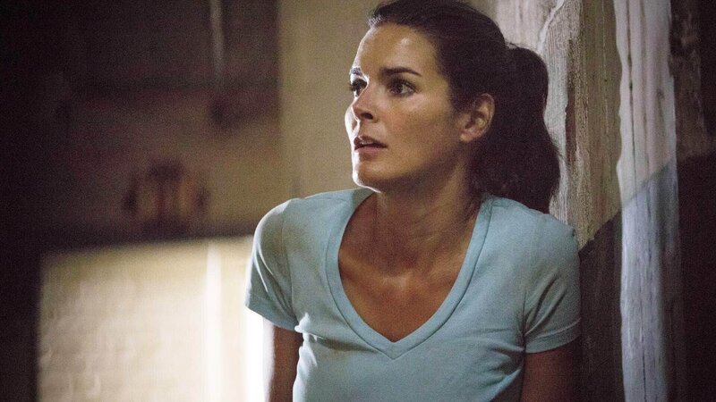 Um eine wichtige Zeugin zu beschützen, bringt sich Detective Jane Rizzoli (Angie Harmon) sogar selbst in Gefahr. – Bild: RTL /​ Warner Bros.