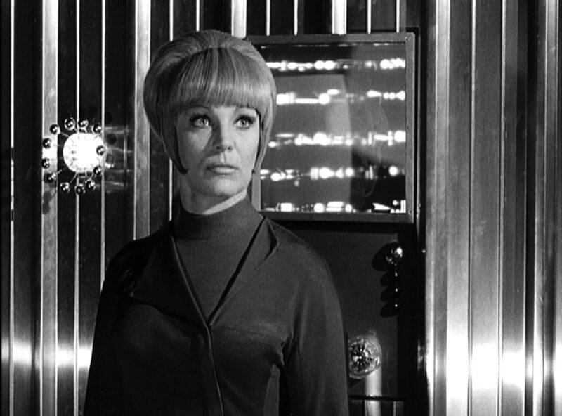 Tamara Jagellovsk (Eva Pflug) wird als „Aufpasserin“ auf die „Orion“ abkommandiert. – Bild: ZDF /​ ARD Degeto