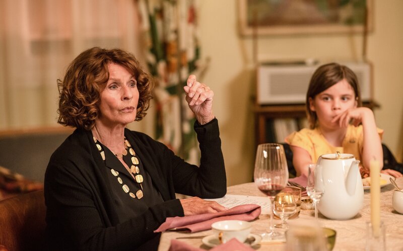 Senta Berger (Frau Kornmann), Laurì (Oskar/Lili). – Bild: ORF/PRO7/Warner Senta Berger (Frau Kornmann), Laurì (Oskar/Lili). – Bild: ORF/PRO7/Warner