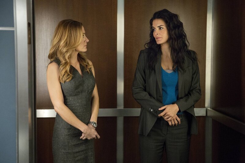 Dr. Maura Isles (Sasha Alexander, l.) und Det. Jane Rizzoli (Angie Harmon) müssen sich bei dem aktuellen Fall mit einem keltischen Buch befassen, scheinbar hat es mit einem Mord zu tun. – Bild: TVNOW /​Warner Bros.