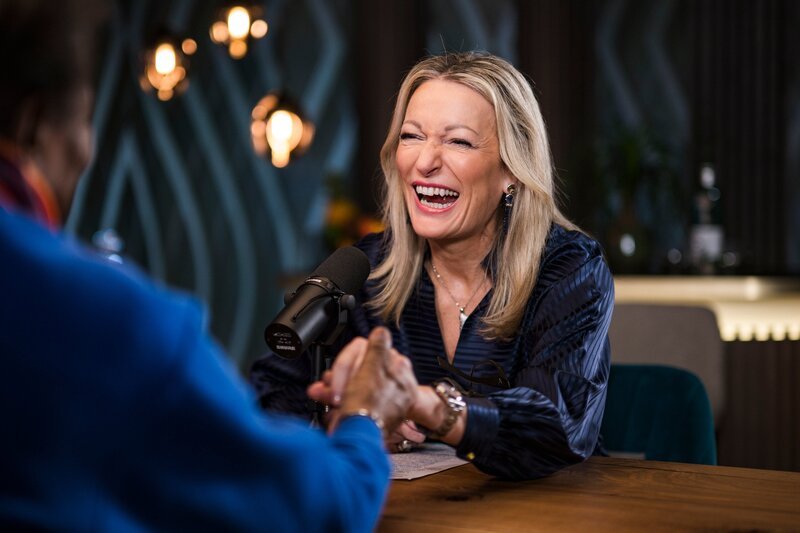 Monika Gruber und Roberto Blanco beim Interview – Bild: ServusTV /​ Sebastian Marko