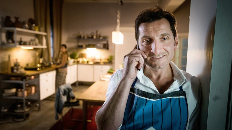 Zeki Demirbilek (Tim Seyfi) versucht seine Ex-Frau Selma am Telefon zu erreichen. – Bild: ARD Degeto/​BR/​TV 60/​Luis Zeno Kuhn