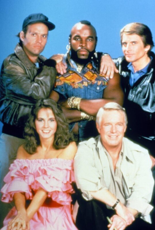 L-R: John „Hannibal“ Smith (George Peppard, vorne re.), Amy Amanda Allen (Melinda Culea), „Howling Mad“ Murdock (Dwight Schultz, oben li.), Mr.T. (Mr.T., oben Mi.) und Templeton Peck (Dirk Benedict, oben re.) – Bild: Universal Pictures