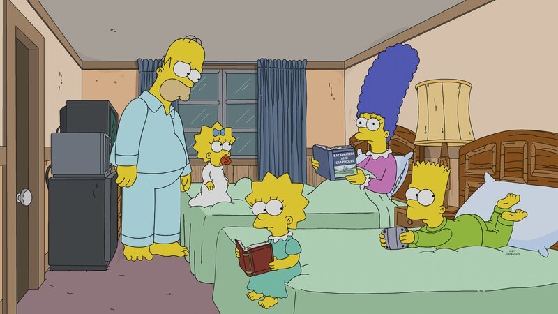 „Die Simpsons“, „Weihnachten in Florida.“ Kaum ist Thanksgiving vorbei, packt die Simpsons die Vorfreude auf das Weihnachtfest. Bart und Lisa wünschen sich einen neuen Fernseher. Um ein ‚Black Friday‘-Schnäppchen zu ergattern, stellt Marge sich mitten in einer frostigen Nacht vor dem Shopping Center an – doch vergeblich. Da hat Lisa eine fabelhafte Idee: Warum nicht Weihnachten in Florida verbringen? Prompt wird ein billiges Hotel gebucht und los geht’s! Doch das erhoffte Idyll erweist sich als Fiasko. – Bild: Fox and its related entities