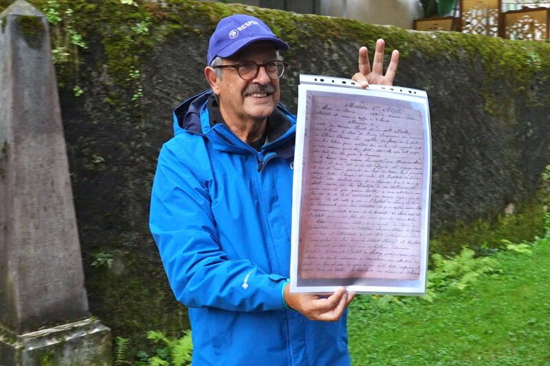 Signes — Guide Giovanni Palama leitet eine Stadtführung; gerade befinden sie sich bei Isaac-Étienne Chomels Grab. – Bild: SRF1