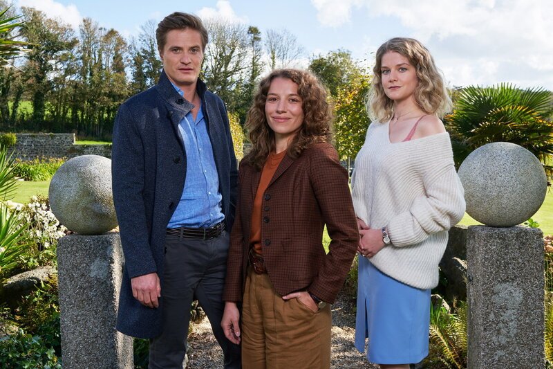 Rosamunde Pilcher Im siebten Himmel Jeroen Engelsman als Adam, Antonia Bill als Rebecca, Charlotte Woolfe als Emma – Bild: SRF/​ZDF/​Jon Ailes