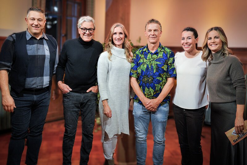 Samschtig-Jass - Olympia Special mit vier Olympia-Siegern
v.l. Jass-Schiedsrichter Jörg Abderhalden, Bernhard Russi, Andreas Sonny Schönbächler, Tanja Frieden, Dominique Gisin, Moderatorin Fabienne Gyr – Bild: SRF1 Samschtig-Jass - Olympia Special mit vier Olympia-Siegern
v.l. Jass-Schiedsrichter Jörg Abderhalden, Bernhard Russi, Andreas Sonny Schönbächler, Tanja Frieden, Dominique Gisin, Moderatorin Fabienne Gyr – Bild: SRF1