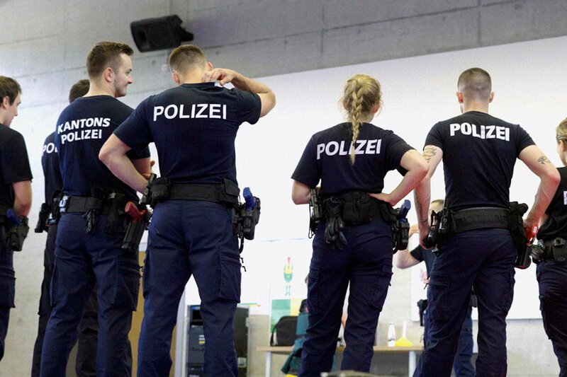 Impact Polizei sucht verzweifelt Nachwuchs - Wer schafft den Job als Cop? Viele Polizeikorps haben ein Nachwuchsproblem. – Bild: SRF2 Impact Polizei sucht verzweifelt Nachwuchs - Wer schafft den Job als Cop? Viele Polizeikorps haben ein Nachwuchsproblem. – Bild: SRF2