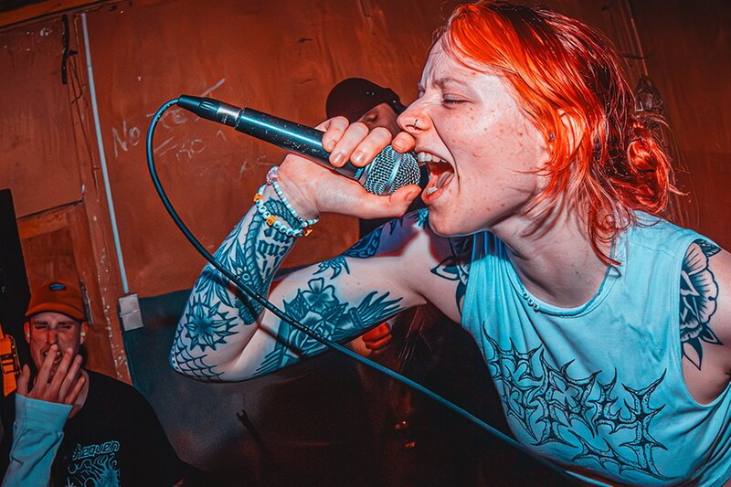 Impact - Vegan, abstinent, hardcore - So radikal lebt die «Straight Edge»-Szene. Sofia Blanck gehört der Straight Edge-Bewegung an und verzichtet daher auf Alkohol, Zigaretten und sonstigen Konsum. – Bild: SRF2 Impact - Vegan, abstinent, hardcore - So radikal lebt die «Straight Edge»-Szene. Sofia Blanck gehört der Straight Edge-Bewegung an und verzichtet daher auf Alkohol, Zigaretten und sonstigen Konsum. – Bild: SRF2