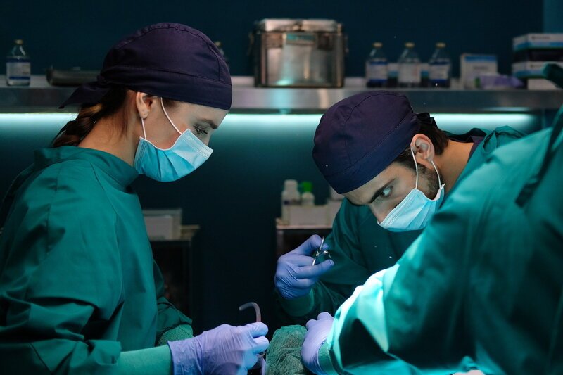 Es liegt in deinen Händen Staffel 1 Folge 8 Matilde Gioli als Dr. Giulia Giordano, Gianmarco Saurino als Dr. Lorenzo Lazzarini – Bild: SRF/​SONY Pictures