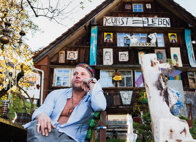 SRF bi de Lüt
Unser Dorf
Folge 1
Künstler Matthias Krucker alias Kuk – Bild: SRF2