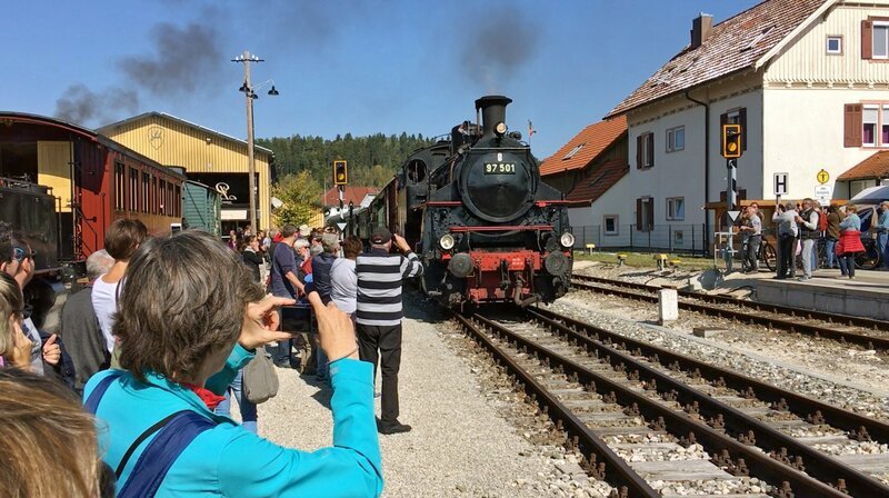 Die 97 501 fährt in den Münsinger Bahnhof ein. – Bild: SWR/​Roland Altenburger