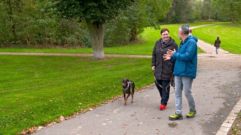 Hundecoach Andreas Ohligschläger (r) mit Ines und ihrem Hund Mick. – Bild: WDR