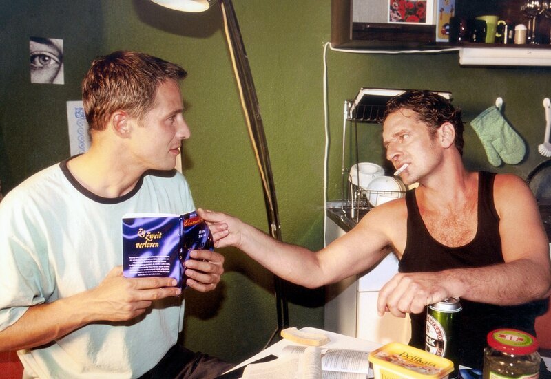 Karl (Max Tidof, re.) kann nicht verstehen, dass sein Freund Frank (Andreas Brucker) sich für Liebesromane interessiert. – Bild: ARD Degeto