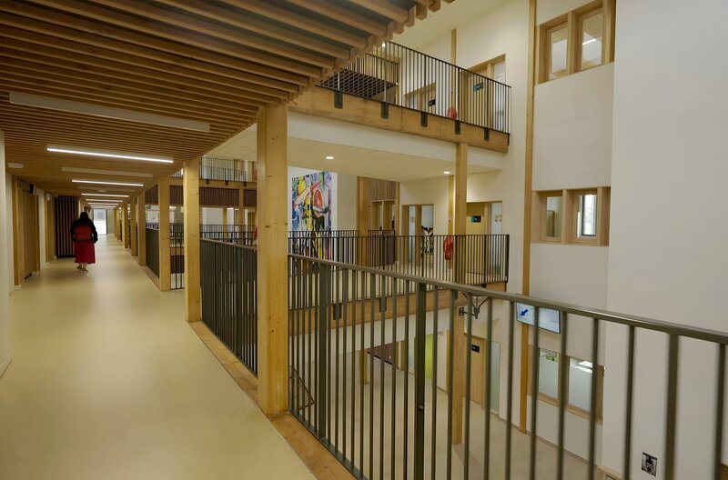 Die Gänge im Lycée Simone Veil sind Aufenthaltsort und die Eingangshalle sozialer Knotenpunkt. Schule ist hier Lern- und Lebensraum, in dem sich Schüler und Lehrer wohlfühlen sollen. – Bild: NDR/​Schnittstelle