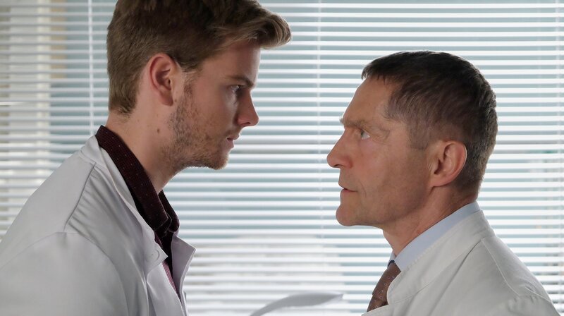 Dr. Kaminski (Udo Schenk, rechts) hat beim Prüfungsamt die Ergebnisse des zweiten Staatsexamens für Florian Kleins (Aaron Koszuta) Jahrgang angefordert. Er hat den Brief noch nicht geöffnet und gibt Florian die Chance, falls es etwas zu gestehen gibt, dies hier und jetzt zu tun. – Bild: MDR/​Saxonia Media/​Kiss