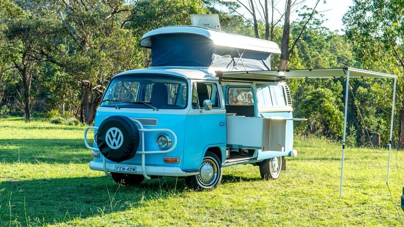 W/​S BLUE KOMBI WITH AWNING OUT & ROOF POPPED – DIFFERENT ANGLE – Bild: Warner Bros. Discovery, Inc.