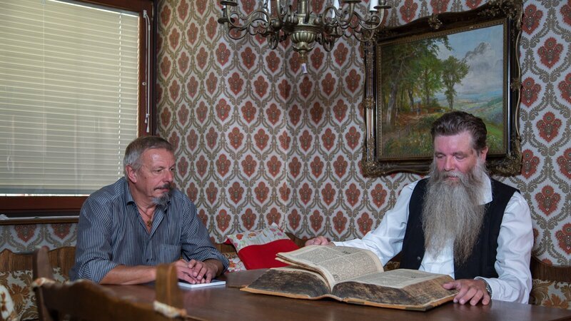 Alexander Basnar und Glaubensburder Geri Schneider, Christliche Gemeinschaft Krumau. – Bild: ZDF und ORF/​produktionsraum/​Philip Aschauer