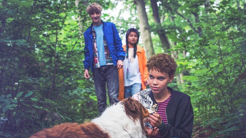 Rebellion auf Schloss Einstein: Ava (Mia Stieber, vorne), Mikka (Jona Kirchner, links) und Massuda (Tisa Pharischad Khumyim, rechts) sind in den Wald gezogen und treffen dort auf eine flauschige Überraschung. – Bild: mdr/​Saxonia Media/​Thomas Dietze