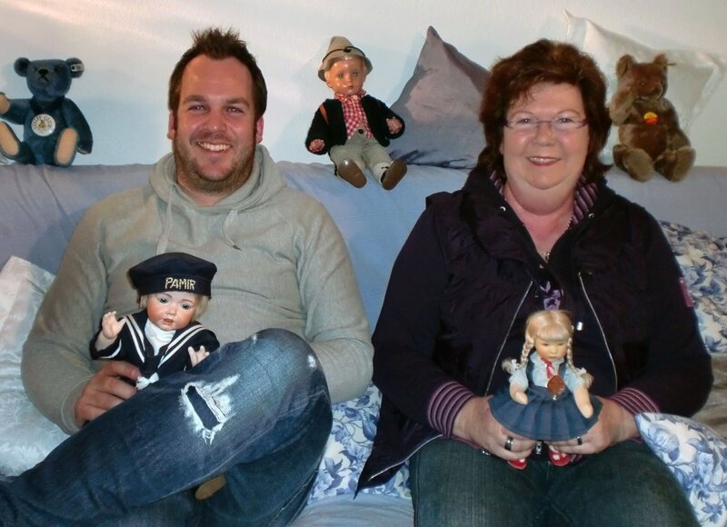 Die humorvolle Frührentnerin Lore Apenberg aus Hamburg, hat sich großes vorgenommen: Sie will sich von ihrer umfangreichen Puppen-und Teddy-Sammlung trennen. – Bild: RTL II – Recht zum Abdruck/​Darstellung zeitlich/​sachlich beschränkt auf die Bewerbung der Sendung – Foto: Good Times