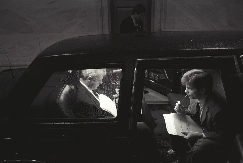 Präsident Bill Clinton und sein Berater George Stephanopoulos besprechen in der Präsidentenlimousine ein Statement. Das aktuelle Modell des gepanzerten Fahrzeugs ist unter dem Spitznamen „The Beast“ bekannt. – Bild: A&E Television Networks, LLC.