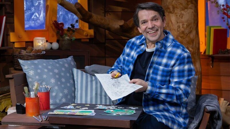 Es ist MACH-MiT!-Woche im Baumhaus und Juri schneidet die letzten Motive des Fensterbildes aus und überlegt sich bereits, wie man sie aufhängen könnte. Juri schneidet die letzten Motive des Fensterbildes aus und überlegt sich bereits, wie man sie aufhängen könnte. – Bild: KiKA