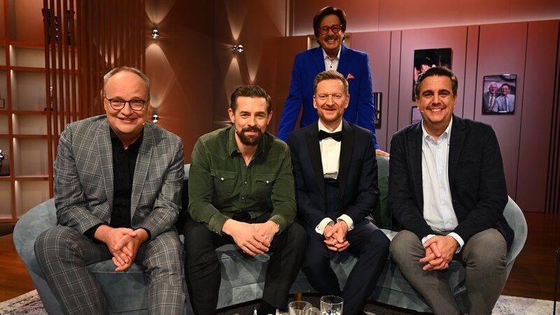 Von links: Oliver Welke, Klaas Heufer-Umlauf, Michael Kessler, Jörg Draeger und Bastian Pastewka am Set von „Welke & Pastewka – Wiedersehen macht Freude!“ – Bild: ZDF und Willi Weber