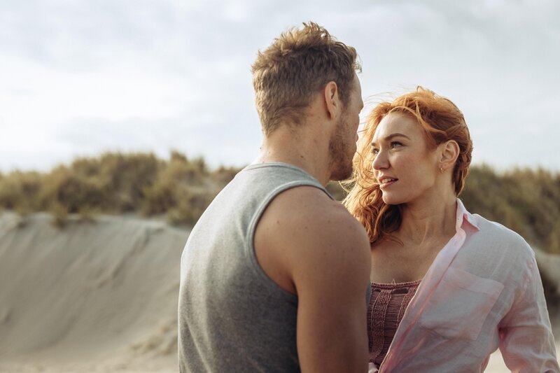 Danny (Sam Heughan) und Evie (Eleanor Tomlinson) – Bild: RTL /​ Eagle Eye Drama /​ Sofie Gheysens