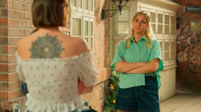 Toni (Sarah Buchholzer r.) ist immer noch wütend auf Jonas (Patrick Schlegel), weil er das WG-Konto geplündert hat. – Bild: NDR