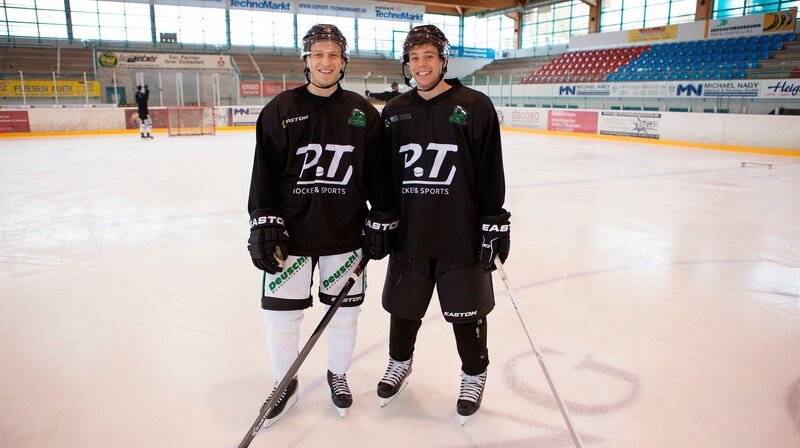 Checker Tobi (rechts) mit Eishockeyspieler Christian Trötzel. Weiteres Bildmaterial finden Sie unter www.br-foto.de. – Bild: BR/​megaherz gmbh/​Hans-Florian Hopfner